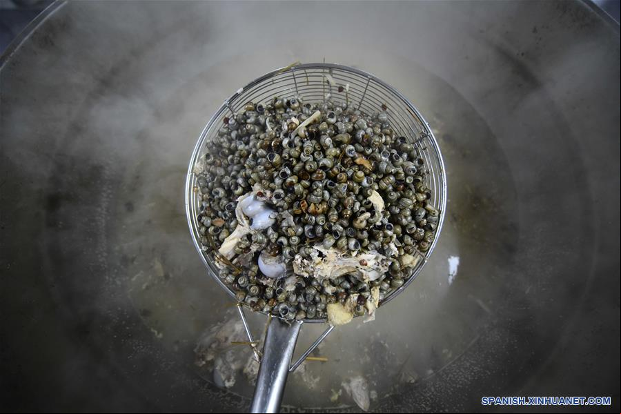 CHINA-GUANGXI-LIUZHOU-FIDEOS DE ARROZ DE CARACOL DE RIO-REDUCCION DE LA POBREZA-SERIE