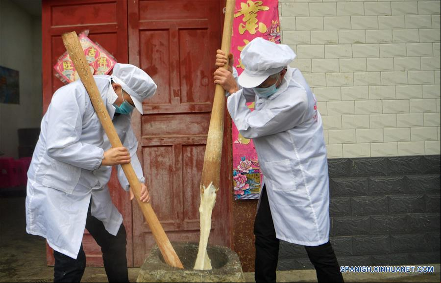 CHINA-HUBEI-FESTIVAL DE LA PRIMAVERA-TARTA DE ARROZ GLUTINOSO