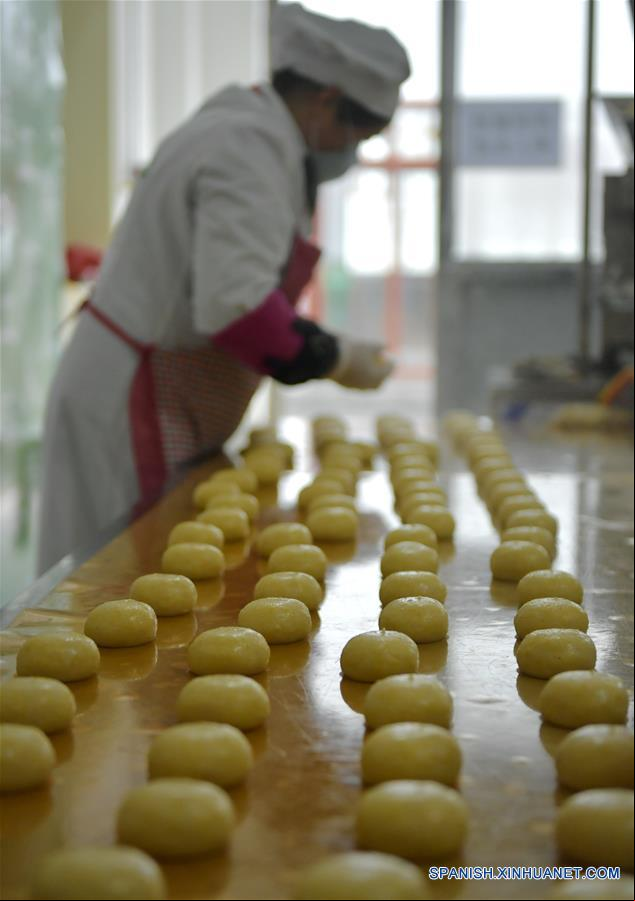 CHINA-HUBEI-FESTIVAL DE LA PRIMAVERA-TARTA DE ARROZ GLUTINOSO
