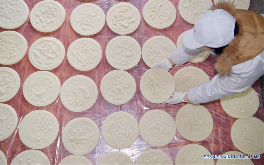 CHINA-HUBEI-FESTIVAL DE LA PRIMAVERA-TARTA DE ARROZ GLUTINOSO