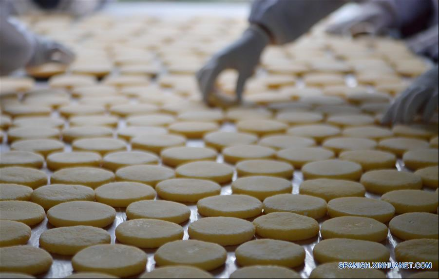 CHINA-HUBEI-FESTIVAL DE LA PRIMAVERA-TARTA DE ARROZ GLUTINOSO