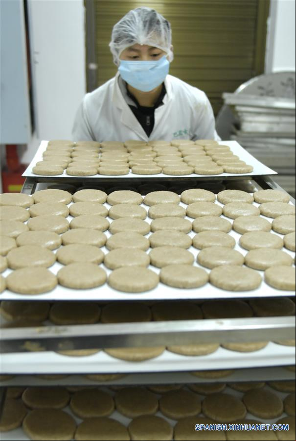 CHINA-HUBEI-FESTIVAL DE LA PRIMAVERA-TARTA DE ARROZ GLUTINOSO