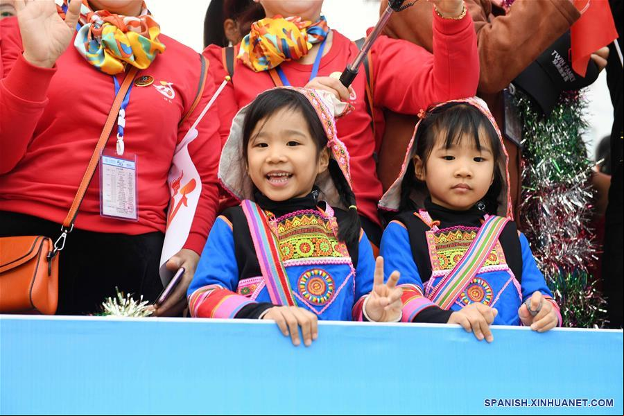 CHINA-YUNNAN-MOJIANG-GEMELOS-DESFILE DE CARROS ALEGORICOS