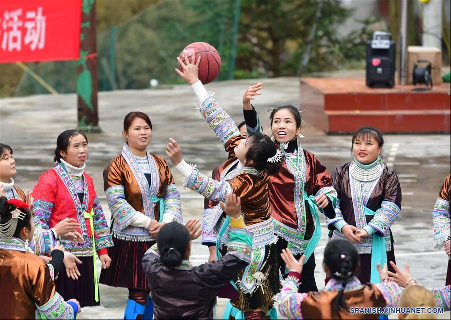 CHINA-GUANGXI-RONGSHUI-GRUPO ETNICO MIAO-ENCUENTRO DIVERTIDO