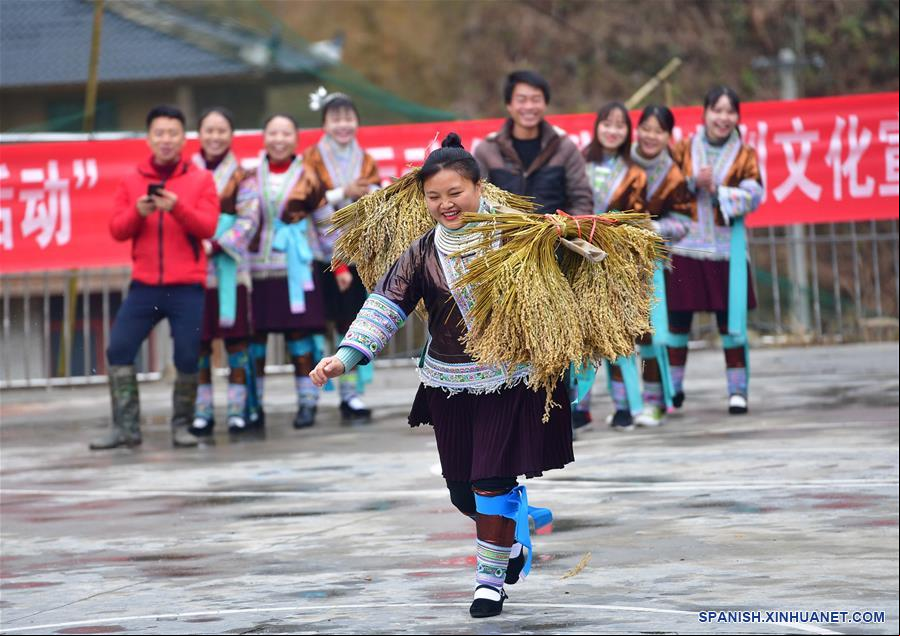 CHINA-GUANGXI-RONGSHUI-GRUPO ETNICO MIAO-ENCUENTRO DIVERTIDO