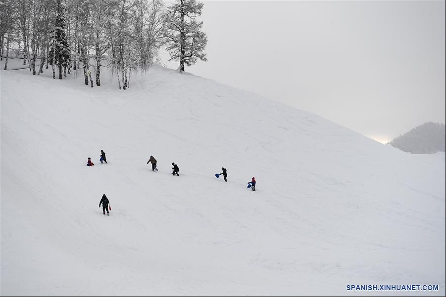 CHINA-XINJIANG-BURQIN-INVIERNO-TURISMO-SERIE