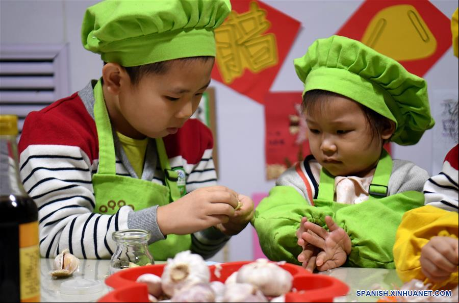 CHINA-SHIJIAZHUANG-FESTIVAL LABA-JARDIN DE NIÑOS