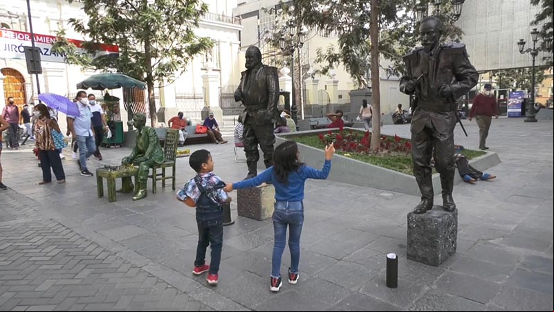 Artistas de la calle se ganan la vida con mucho esfuerzo en Perú por COVID-19
