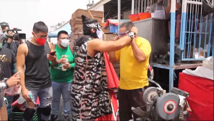 Luchadores profesionales concientizan en el uso del cubrebocas
