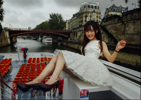  populares del Grupo SNH48 posan en Praga