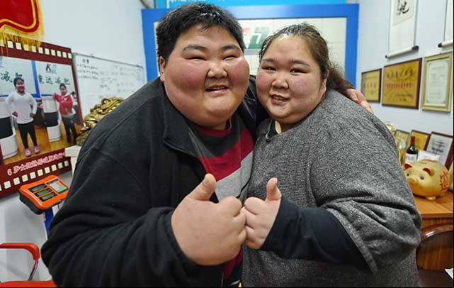 Pareja china con sobrepeso preocupada por su salud