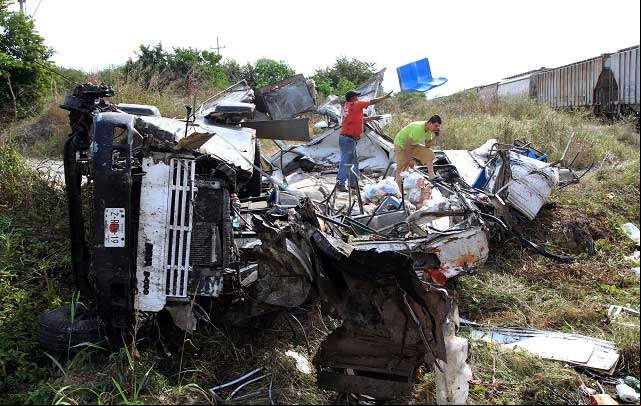 Accidente entre ferrocarril y autobús deja 4 muertos