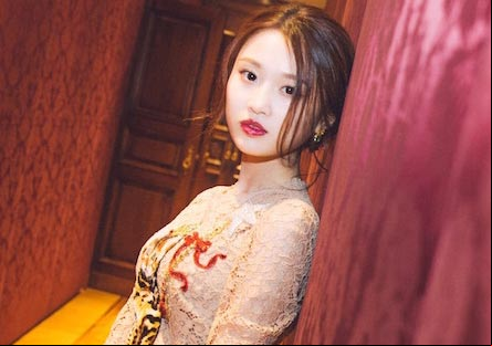 Imágenes de actriz Zhang Huiwen durante la Semana de la Moda de Milán