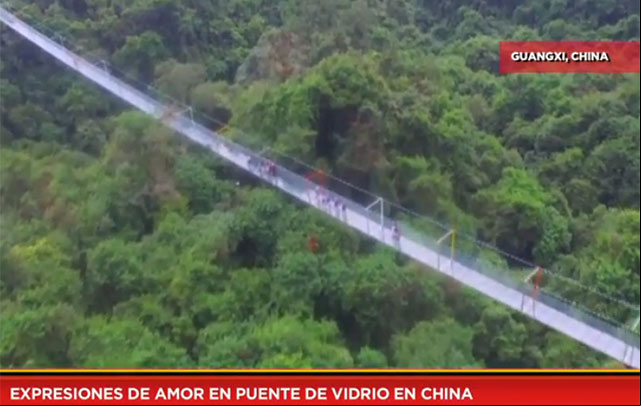 Expresiones de amor en puente de vidrio en China