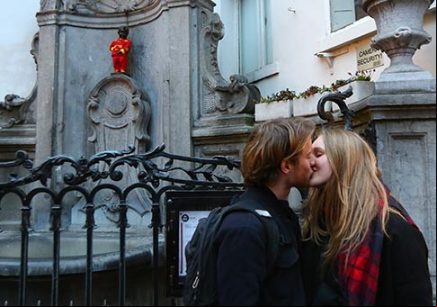 Estatua Manneken Pis vestida con un traje tradicional chino