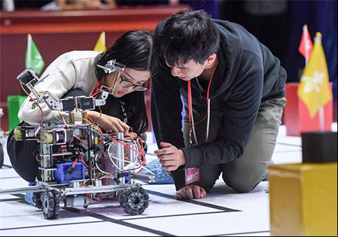 Participantes compiten durante el 18 concurso "RoboGame" en Anhui