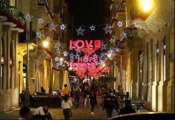 Vista de las luces y decoraciones navideñas en el centro de Beirut