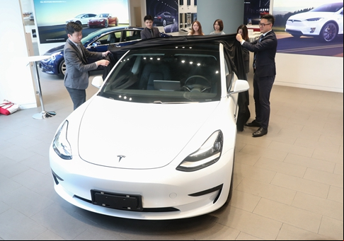 Tesla presenta su vehículo eléctrico del Modelo 3