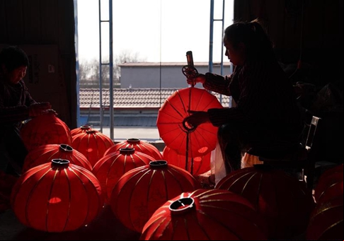 Elaboran linternas rojas en Renxian, Hebei