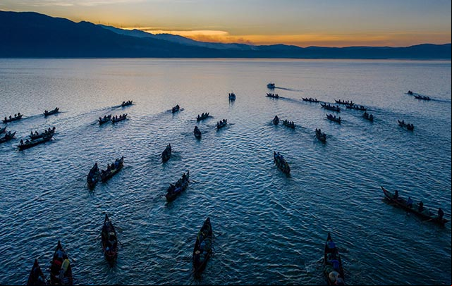 Miles de barcos compiten para pescar en el lago Xingyun en el suroeste de China