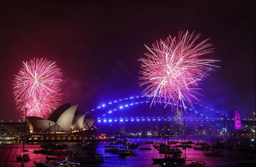 Fuegos artificiales estallan en la Víspera de Año Nuevo en Sídney
