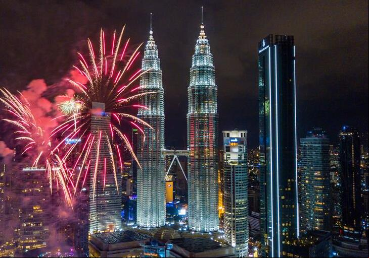 Fuegos artificiales de Año Nuevo estallan en Malasia