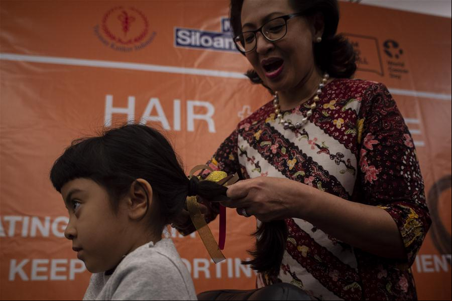Evento de donación de cabello para hacer pelucas para pacientes con cáncer en Indonesia