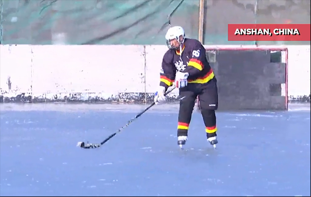 Adultos mayores chinos disfrutan de la práctica de hockey sobre hielo