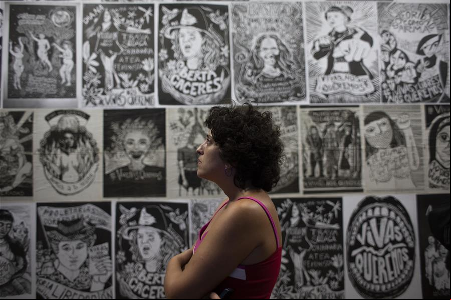 Las obras exhibidas en la muestra "Nosotras Movemos el Mundo" en Argentina