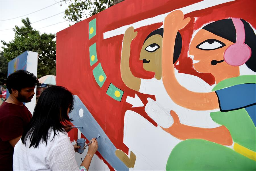 Artistas pintan imágenes de arte graffiti en Dhaka, Bangladesh
