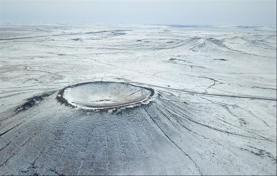 Vista aérea de volcanes cubiertos de nieve en el grupo de volcanes Ulan Hada