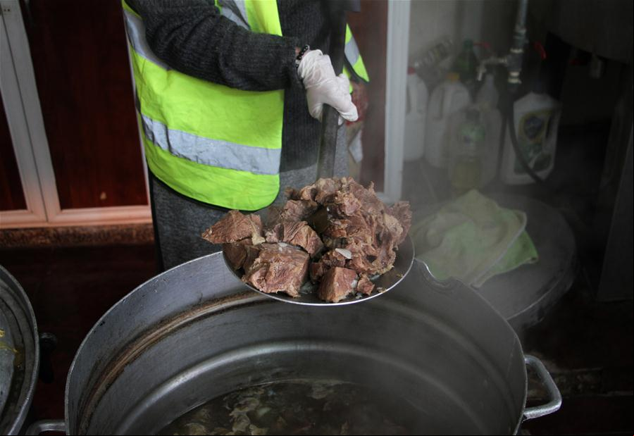 Mujeres palestinas preparan platillos tradicionales para familias necesitadas