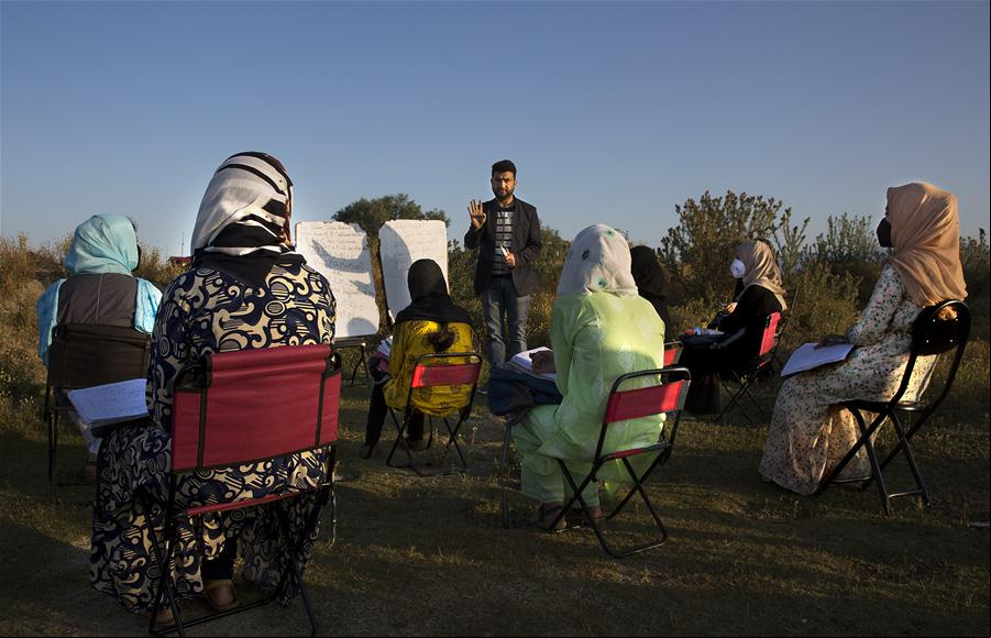 Estudiantes asisten a clase al aire libre en Srinagar, Cachemira