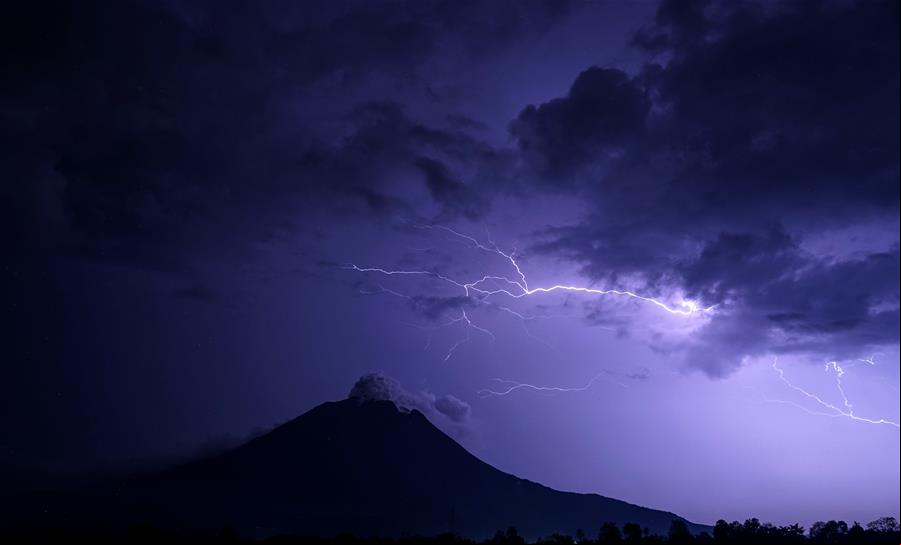 Imagen de un rayo cerca del Monte Sinabung en Karo, Indonesia