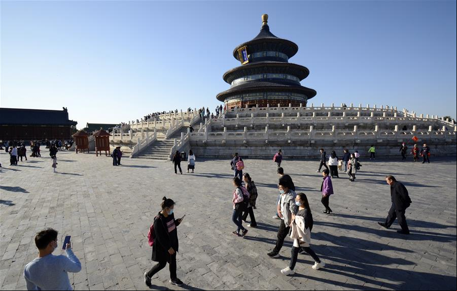Personas visitan el Templo del Cielo en Beijing