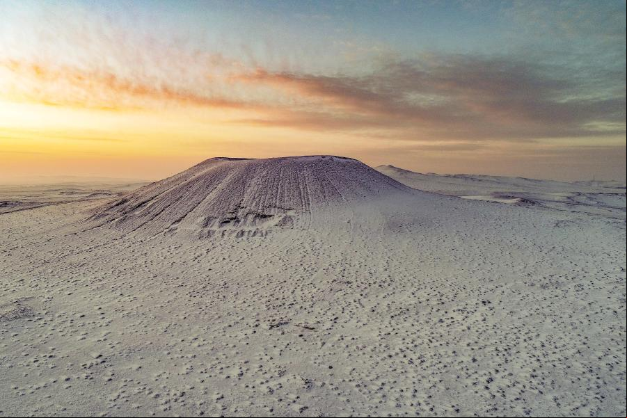 Vista aérea de volcanes cubiertos de nieve en Ulanqab, Mongolia Interior