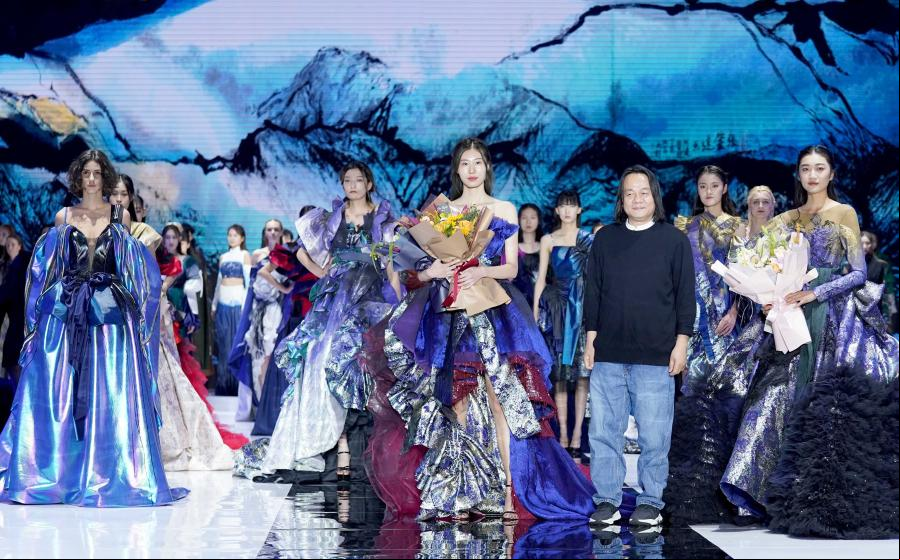 Modelos presentan creaciones de diseñador Zhang Zhaoda en Qingdao