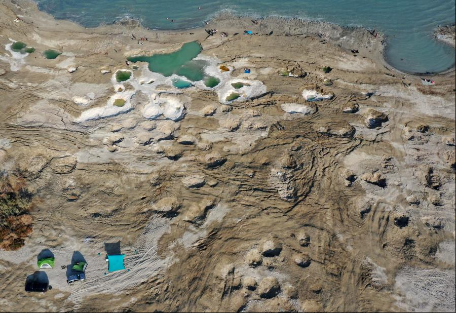 Sumideros en la costa del Mar Muerto cerca de la playa de Ein Gedi