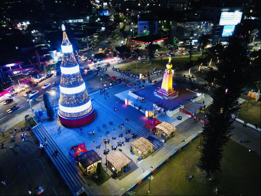 Plaza Salvador del Mundo iluminada con decoraciones navideñas en San Salvador