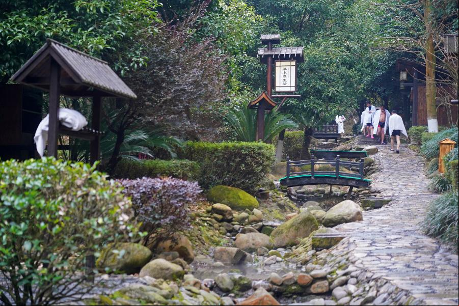 Personas disfrutan de aguas termales en Yichun, Jiangxi