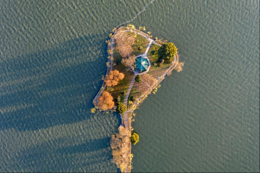 Paisaje invernal del lago Donghu en Wuhan, Hubei
