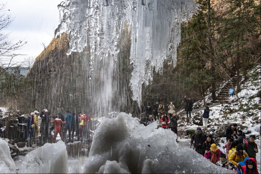 Zhejiang: Paisaje de cascada congelada en montaña Siming en Yuyao