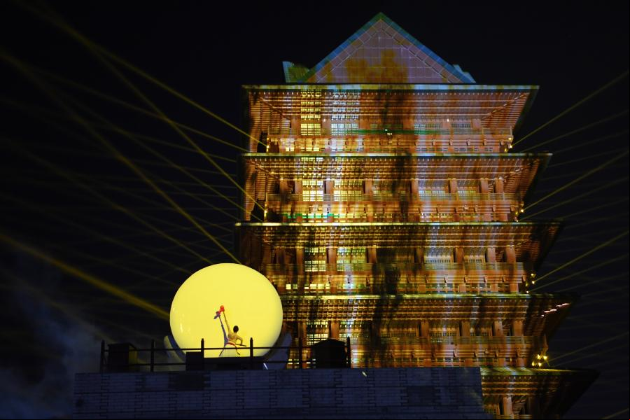 Espectáculo de luces presentado en pabellón del río Amarillo en Gansu