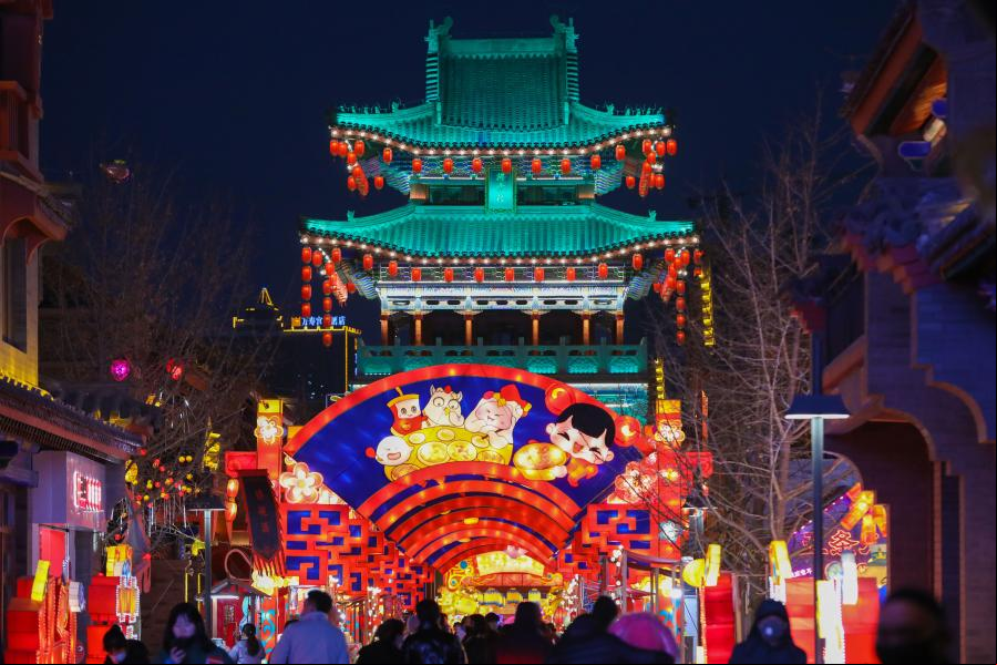 Decoraciones de luces en área de la Calle Antigua en distrito de Qilihe, Gansu