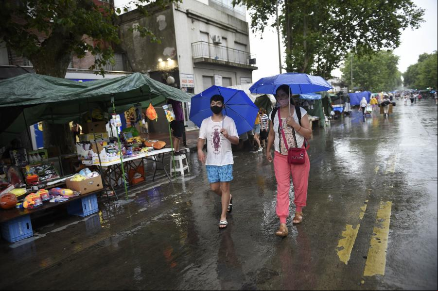 Uruguay: Personas realizan compras en feria Vía Blanca en Montevideo