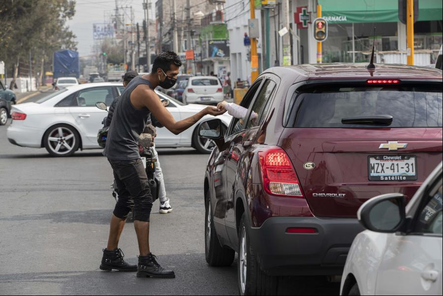 Jóven realiza malabares con piedras en calle en Nezahualcóyotl, México