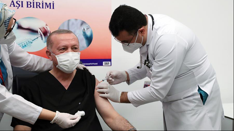 Presidente turco recibe vacuna contra COVID-19