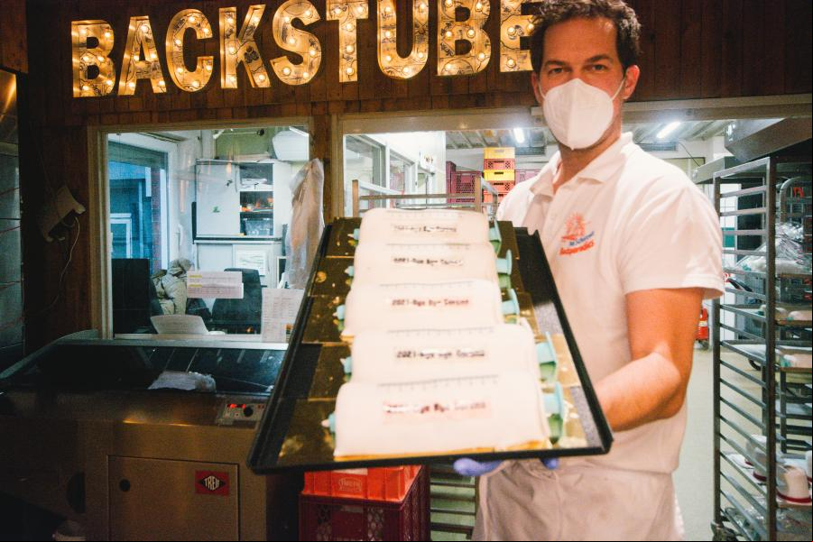 Alemania: Pasteles con forma de jeringas de vacuna
