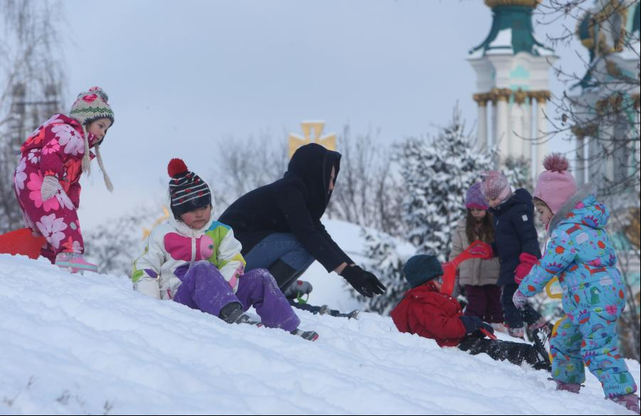 Ucrania: Personas se divierten en un campo cubierto de nieve en Kiev