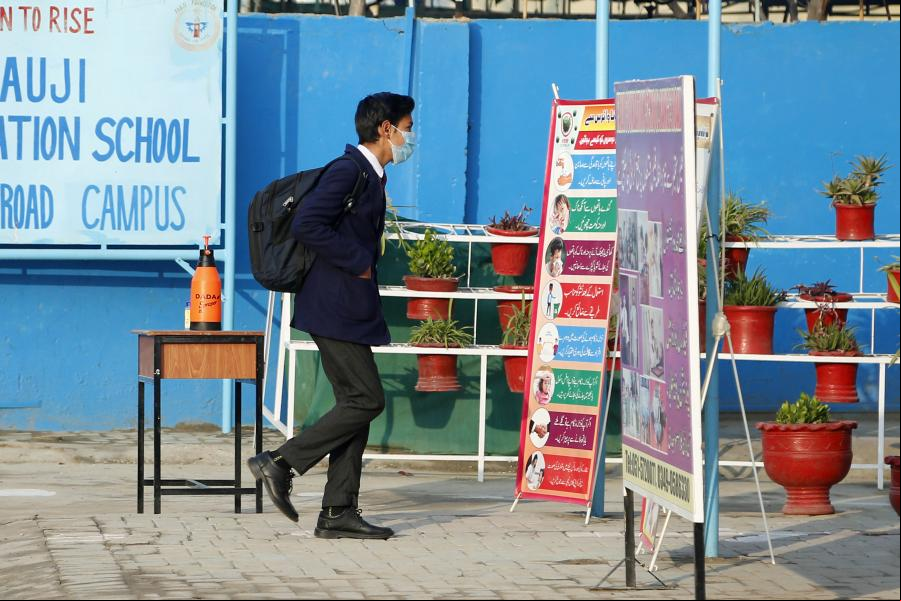 Autoridades pakistaníes comienzan a reabrir instituciones educativas en fases